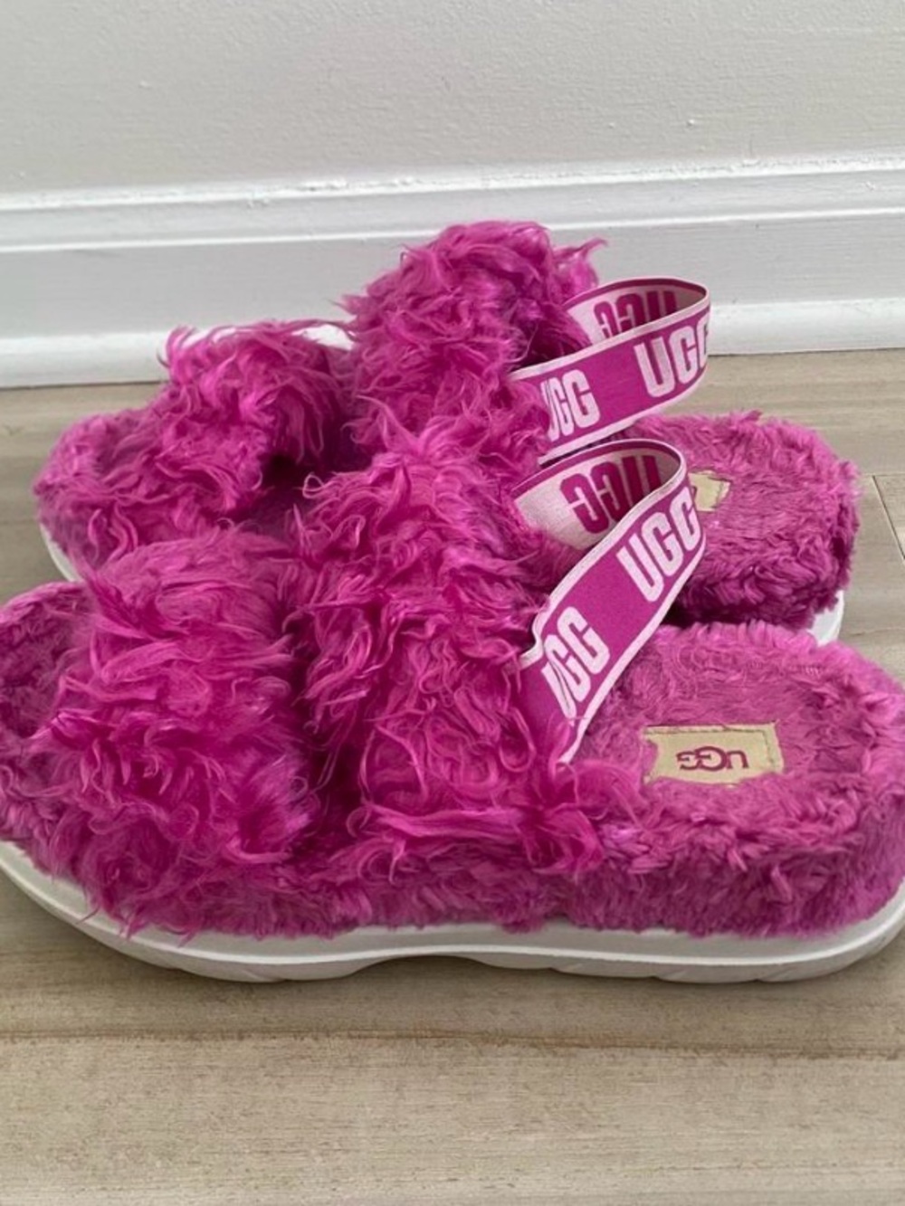 Pink shearling UGG slides with fuzzy texture - Picture 2 of 5